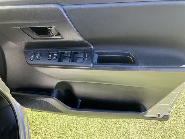 TOYOTA VOXY 2013 Image 31