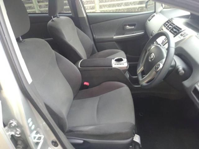 TOYOTA PRIUS ALPHA 2014 Image 31