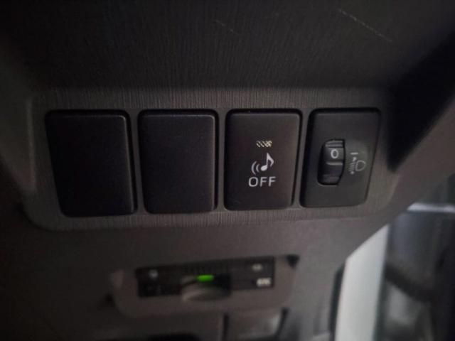 TOYOTA PRIUS ALPHA 2014 Image 31