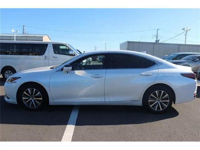 TOYOTA LEXUS ES300H 2019 Image 31