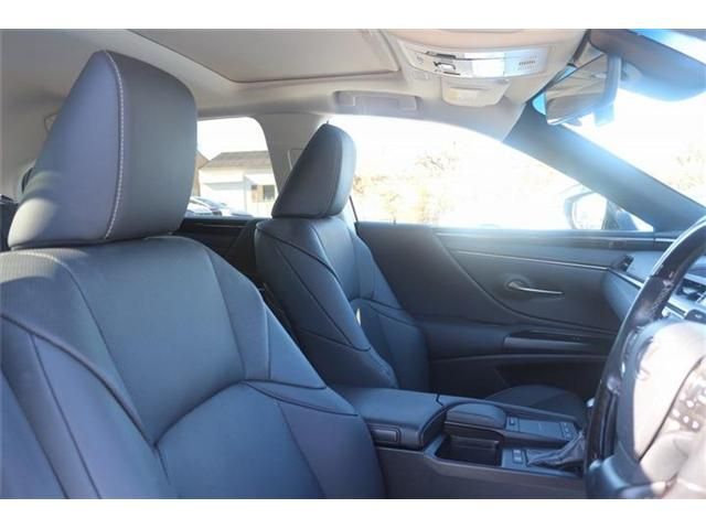 TOYOTA LEXUS ES300H 2019 Image 31