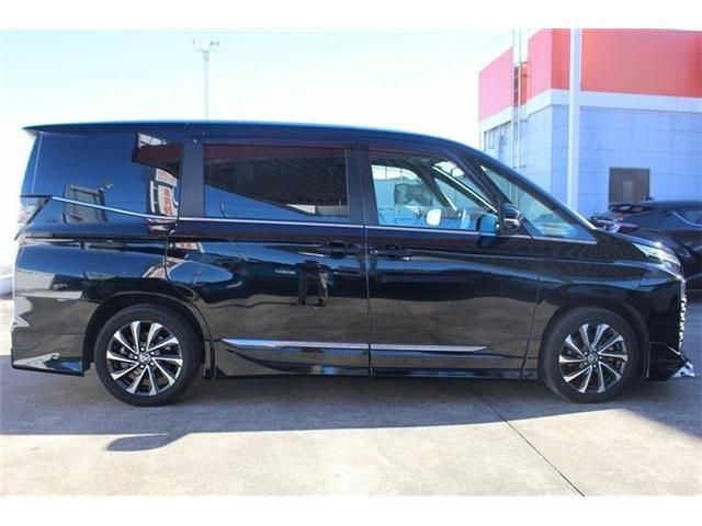 TOYOTA VOXY HYBRID 2023 Image 31