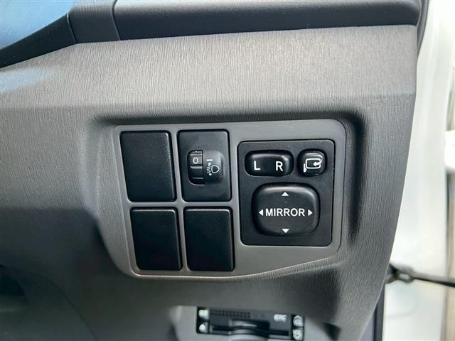 TOYOTA PRIUS 2010 Image 31