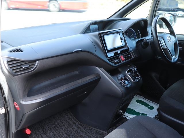 TOYOTA VOXY HYBRID 2014 Image 31