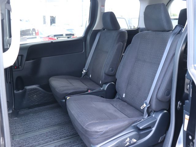 TOYOTA VOXY HYBRID 2014 Image 31