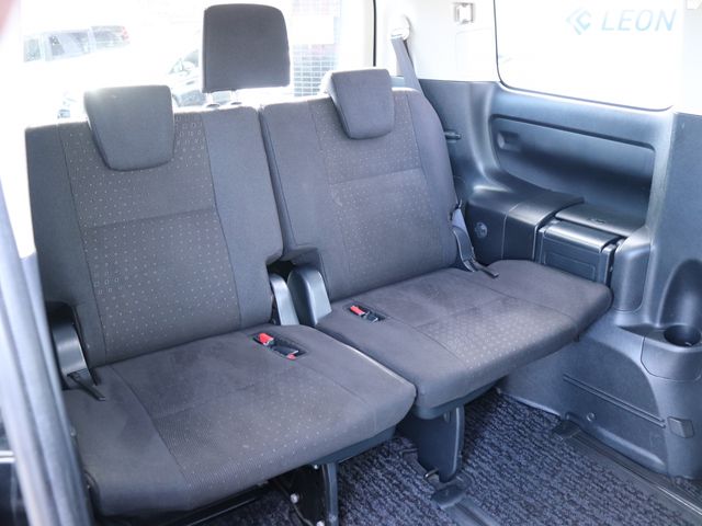 TOYOTA VOXY HYBRID 2014 Image 31