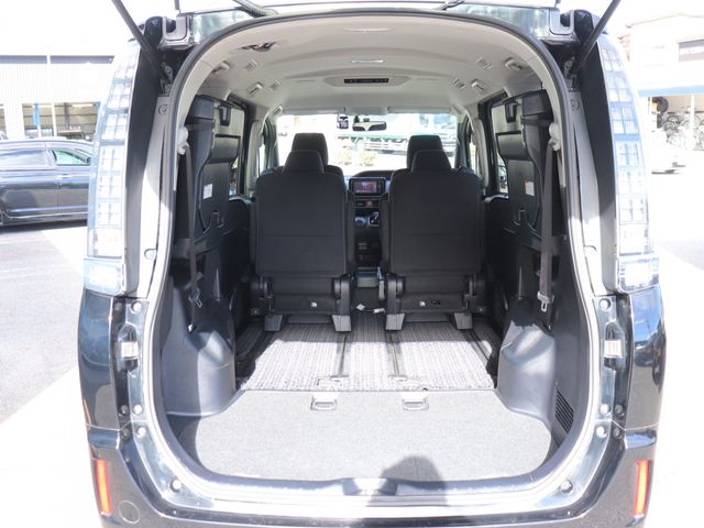 TOYOTA VOXY HYBRID 2014 Image 31