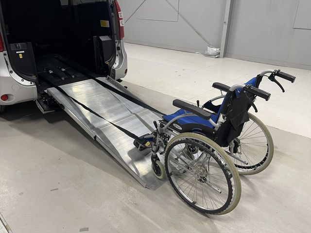 TOYOTA NOAH 2013 Image 31