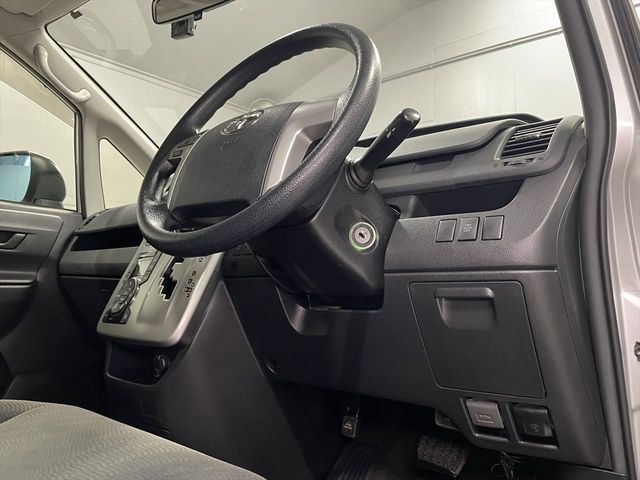 TOYOTA NOAH 2013 Image 31