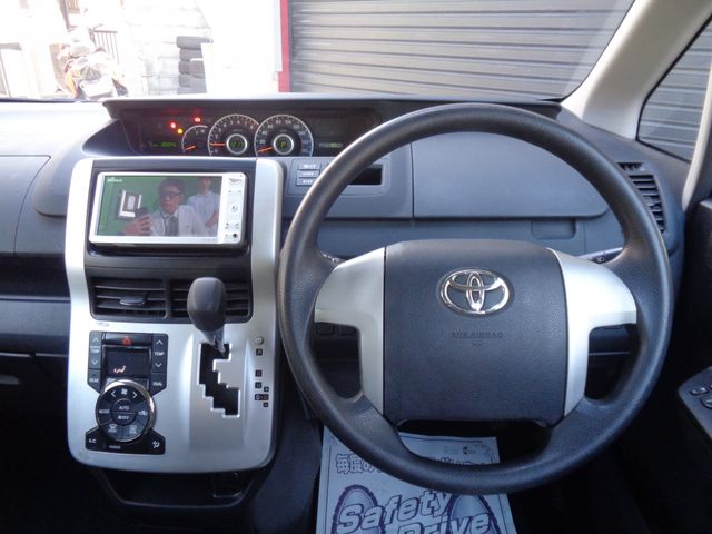 TOYOTA NOAH 2011 Image 31