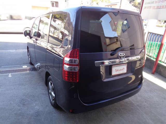 TOYOTA NOAH 2011 Image 31