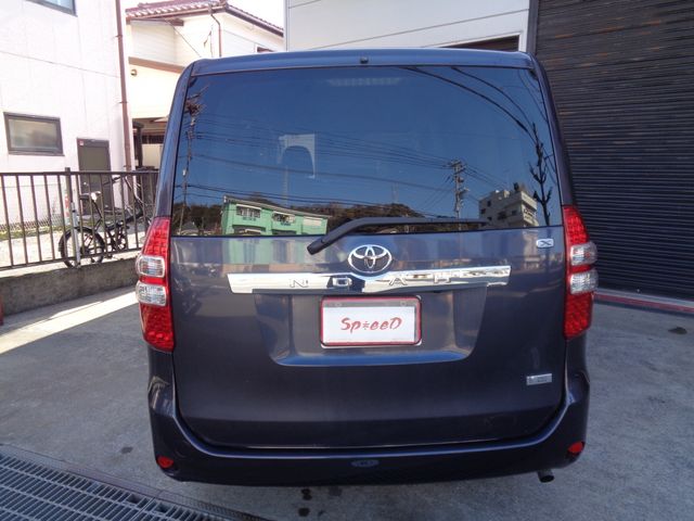 TOYOTA NOAH 2011 Image 31
