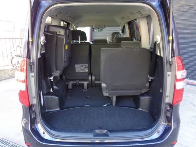 TOYOTA NOAH 2011 Image 31