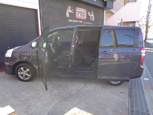 TOYOTA NOAH 2011 Image 31