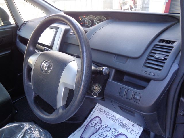 TOYOTA NOAH 2011 Image 31