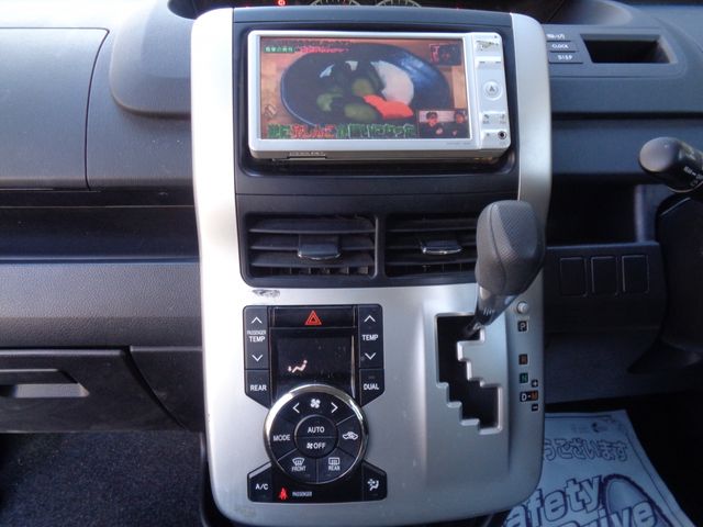 TOYOTA NOAH 2011 Image 31