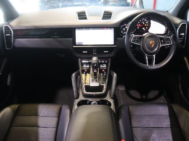PORSCHE CAYENNE 2018 Image 31