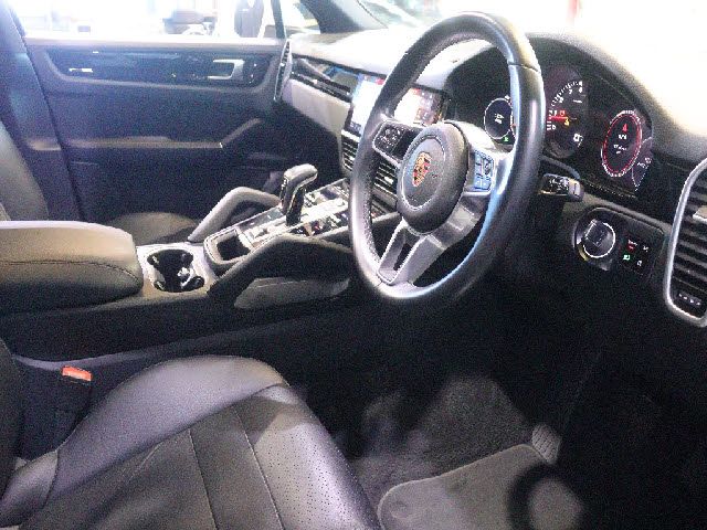 PORSCHE CAYENNE 2018 Image 31