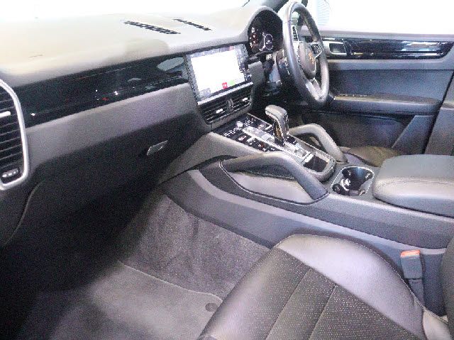 PORSCHE CAYENNE 2018 Image 31