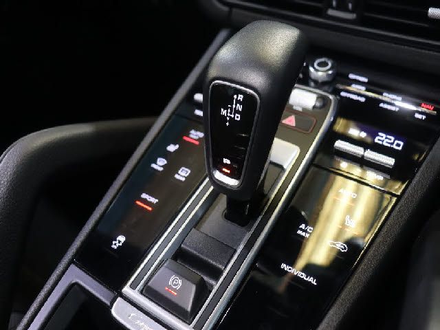 PORSCHE CAYENNE 2018 Image 31