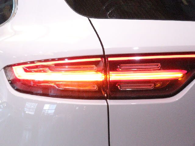 PORSCHE CAYENNE 2018 Image 31