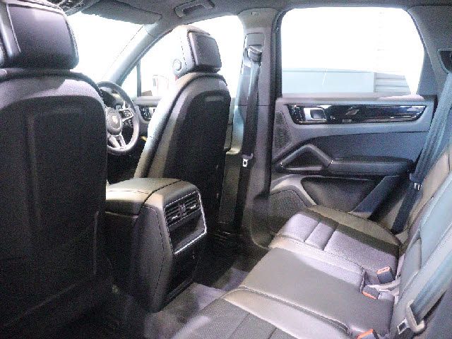 PORSCHE CAYENNE 2018 Image 31