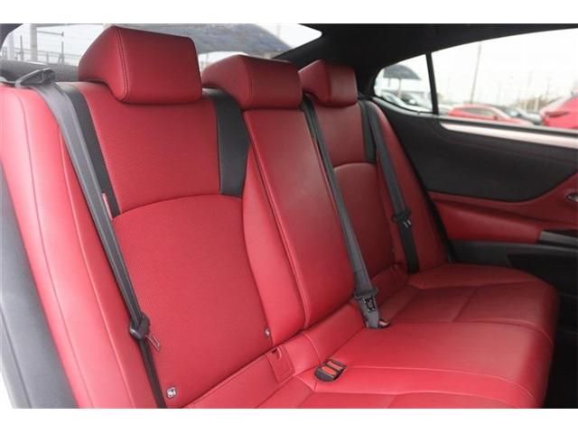 TOYOTA LEXUS ES300H 2019 Image 31