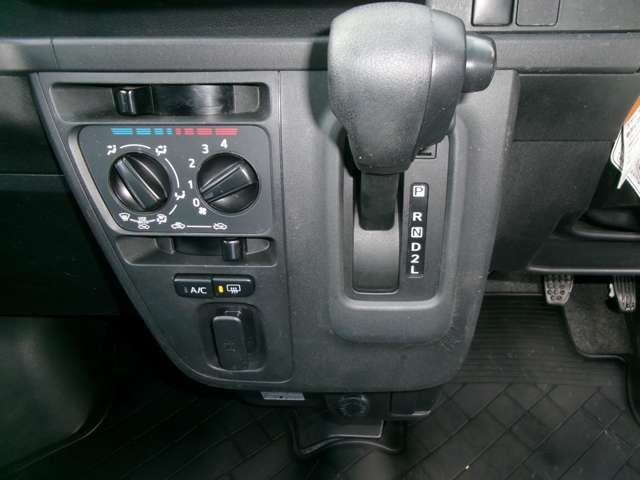 DAIHATSU HIJET CARGO 4WD 2018 Image 31