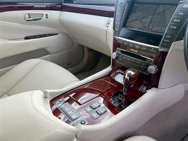 TOYOTA LEXUS LS600H 2012 Image 31