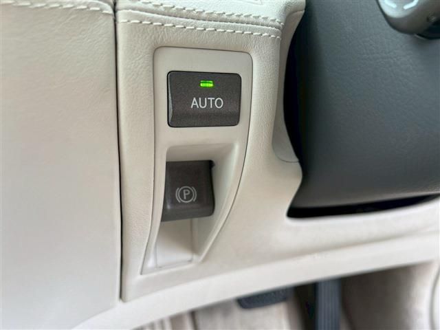 TOYOTA LEXUS LS600H 2012 Image 31