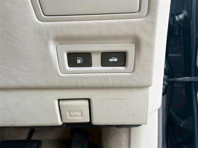 TOYOTA LEXUS LS600H 2012 Image 31