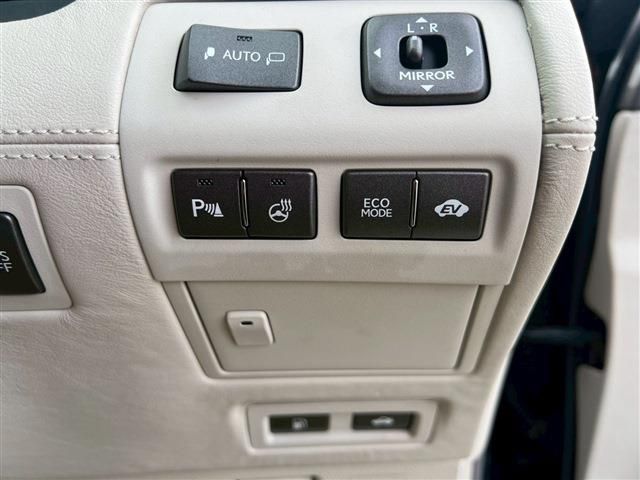 TOYOTA LEXUS LS600H 2012 Image 31