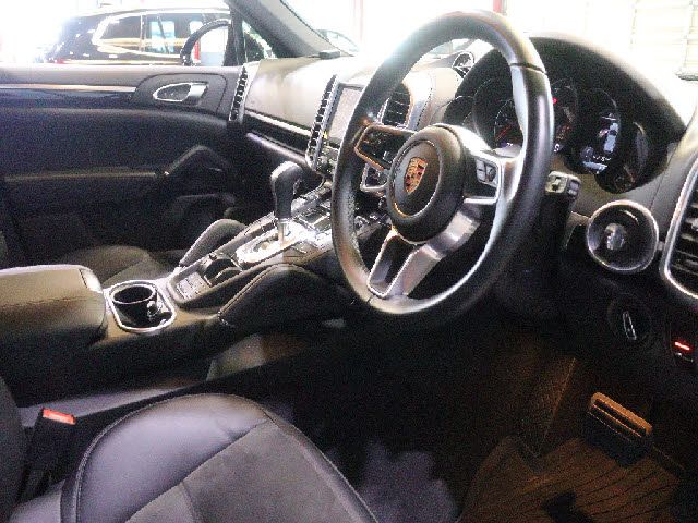 PORSCHE CAYENNE 2016 Image 31