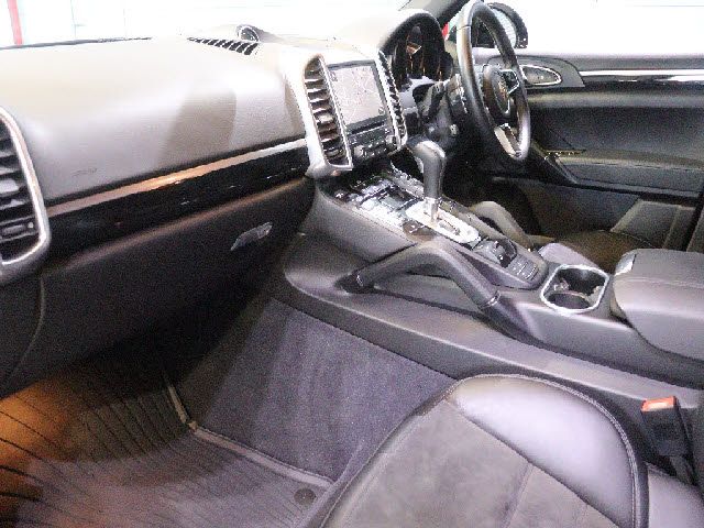 PORSCHE CAYENNE 2016 Image 31
