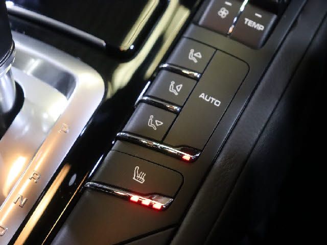 PORSCHE CAYENNE 2016 Image 31