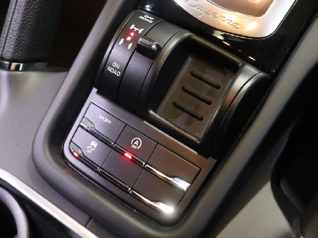 PORSCHE CAYENNE 2016 Image 31