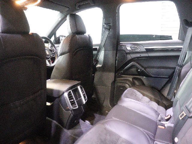 PORSCHE CAYENNE 2016 Image 31