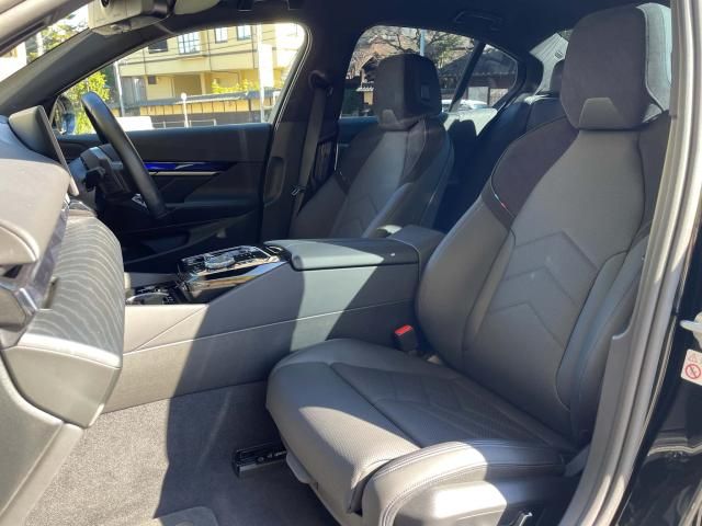 BMW 5SERIES SEDAN 2024 Image 31