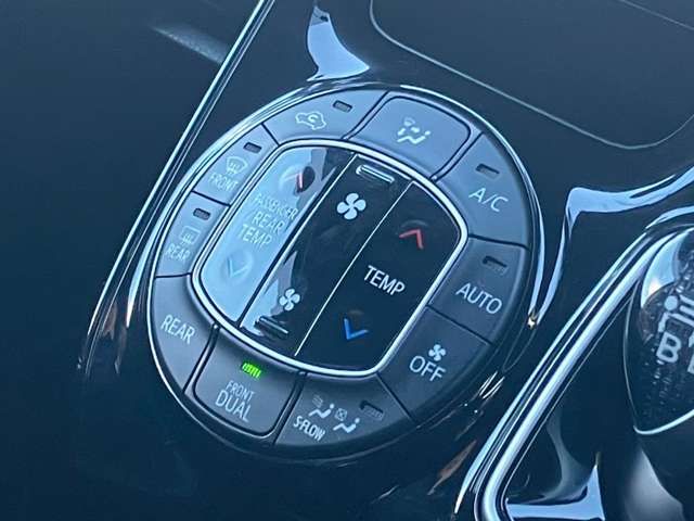 TOYOTA NOAH HYBRID 2018 Image 31