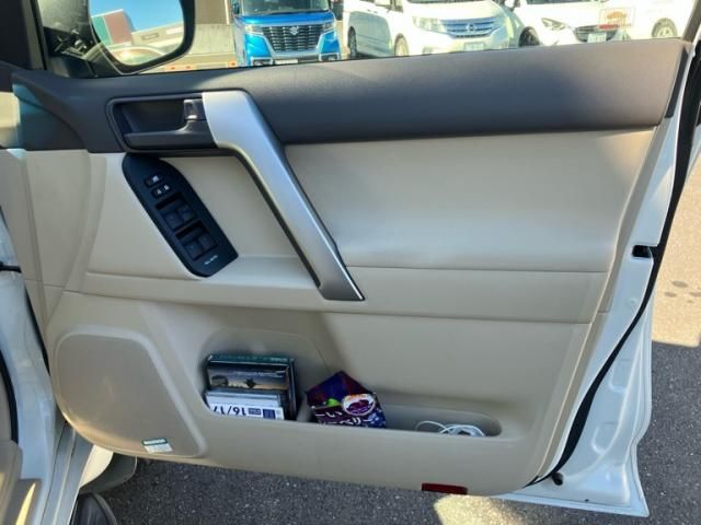 TOYOTA LANDCRUISER PRADO 2018 Image 31