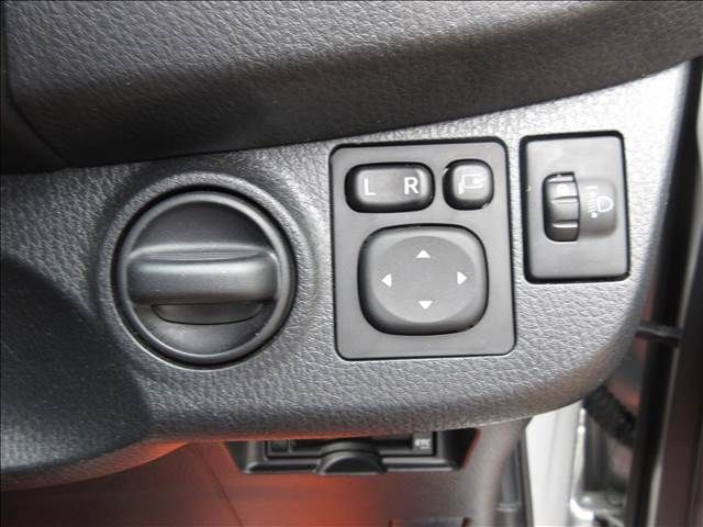 TOYOTA VITZ 2017 Image 31