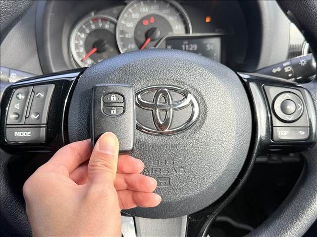 TOYOTA VITZ 2017 Image 31