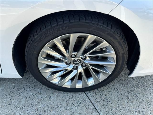 TOYOTA LEXUS ES300H 2019 Image 31