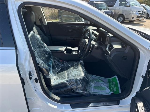 TOYOTA LEXUS ES300H 2019 Image 31