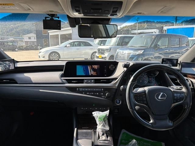 TOYOTA LEXUS ES300H 2019 Image 31