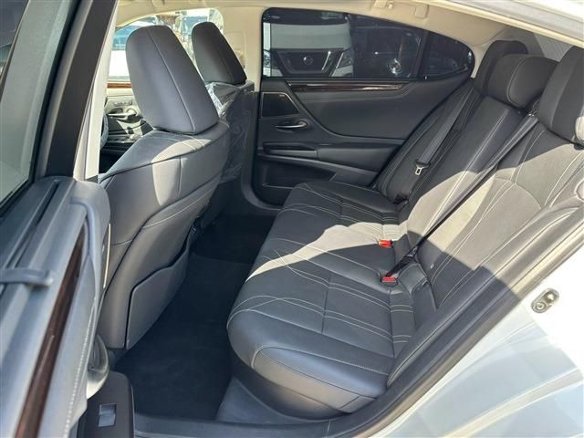 TOYOTA LEXUS ES300H 2019 Image 31