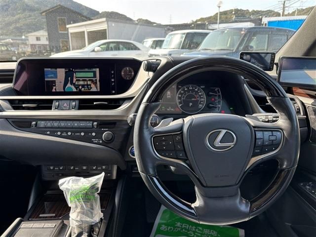TOYOTA LEXUS ES300H 2019 Image 31