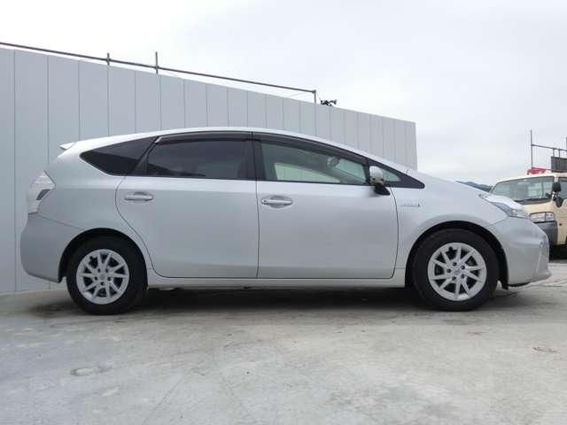 TOYOTA PRIUS ALPHA 2011 Image 31