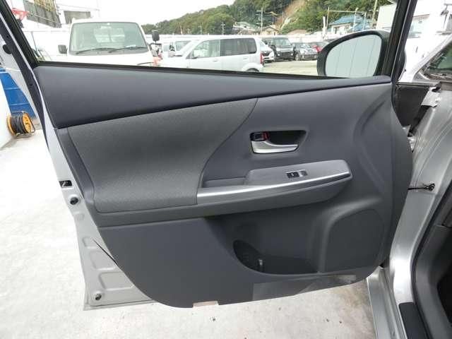 TOYOTA PRIUS ALPHA 2011 Image 31