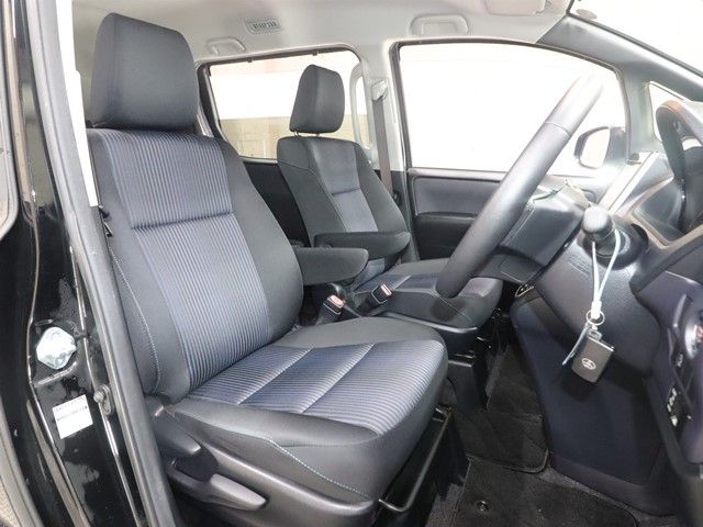 TOYOTA VOXY 2014 Image 31